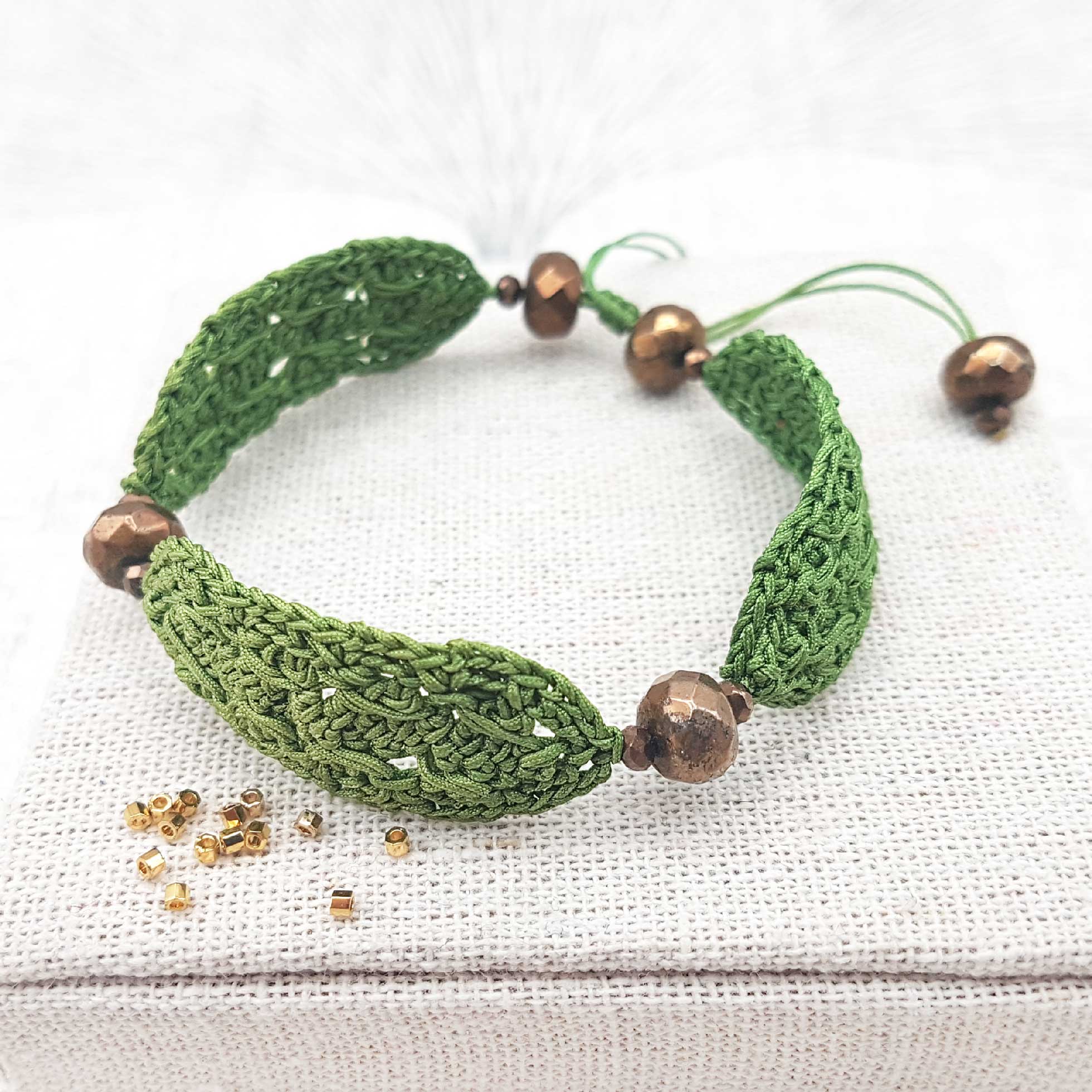Bijou en crochet. Bracelet vert réalisé en crochet. Monté avec des perles naturelles et cristaux de verre. Fait à la main et made in France. bracelet Kylie vert