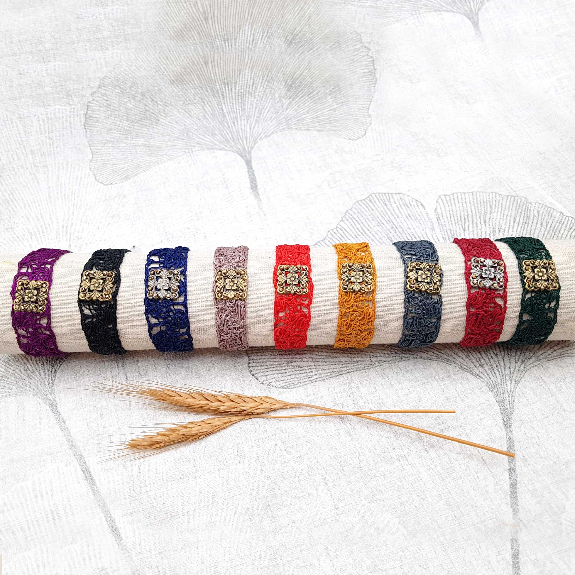 Bracelets réalisés en crochet. Brodés avec des perles de rocaille, perles naturelles et estampe en laiton. Faits à la main et made in France. bracelets Mélusine collection