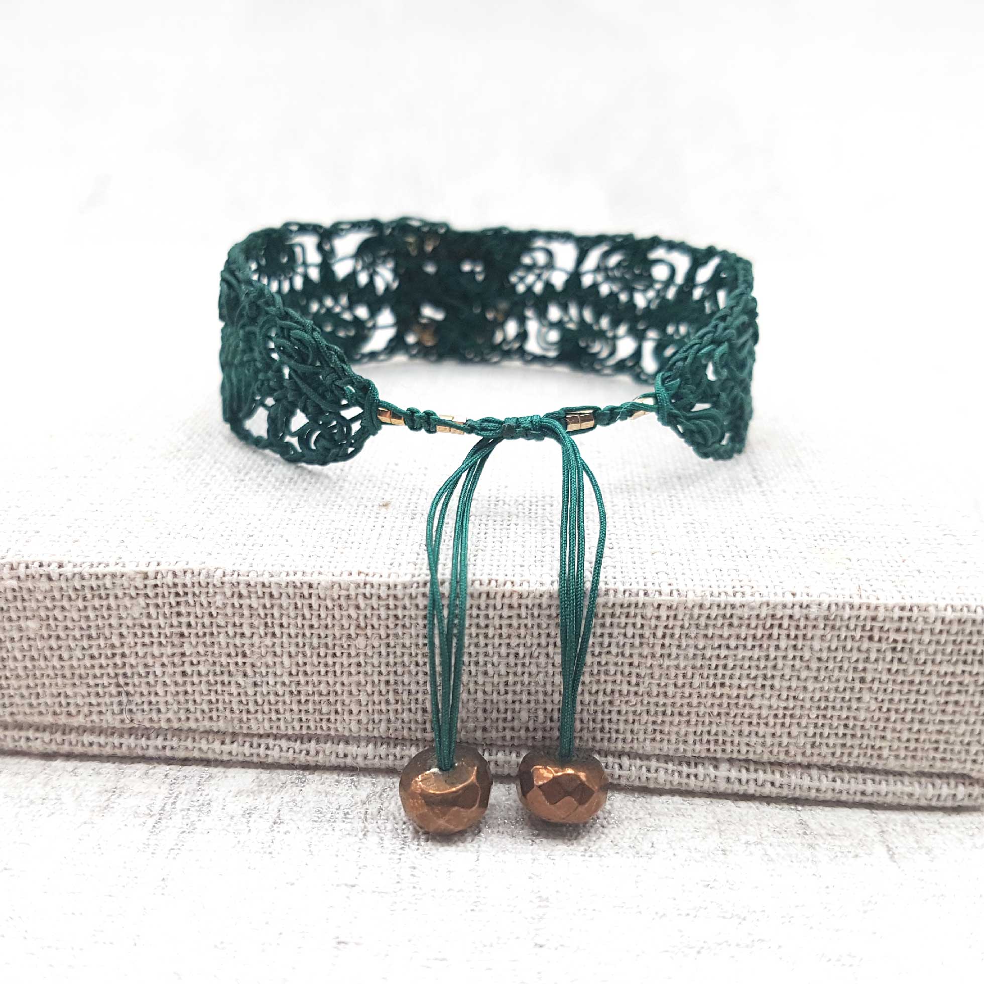 Bijou en crochet. Bracelet vert émeraude réalisé en crochet. Brodé avec des perles de rocaille, perles naturelles et estampe en laiton. Fait à la main et made in France. bracelet Mélusine vert émeraude