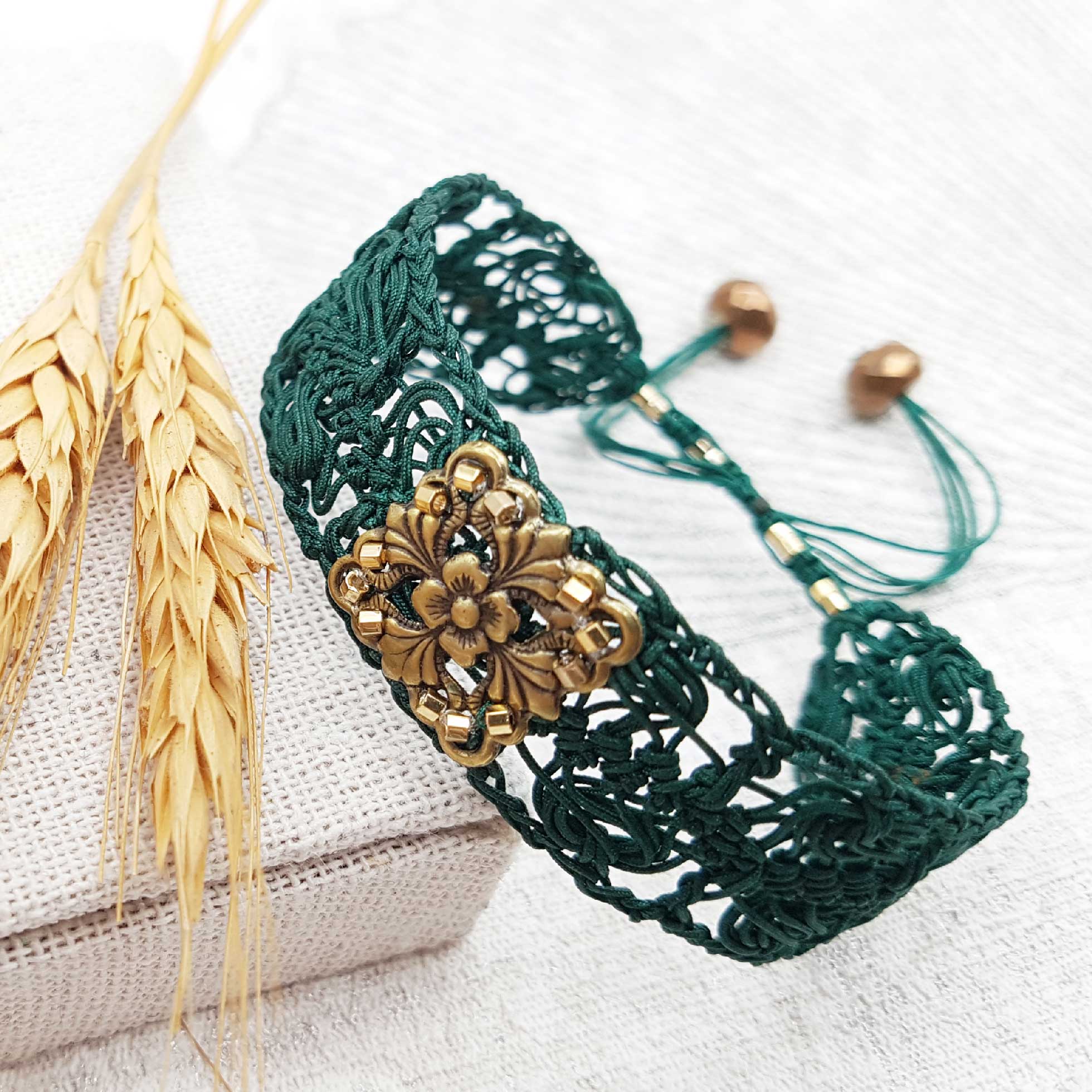 Bijou en crochet. Bracelet vert émeraude réalisé en crochet. Brodé avec des perles de rocaille, perles naturelles et estampe en laiton. Fait à la main et made in France. bracelet Mélusine vert émeraude