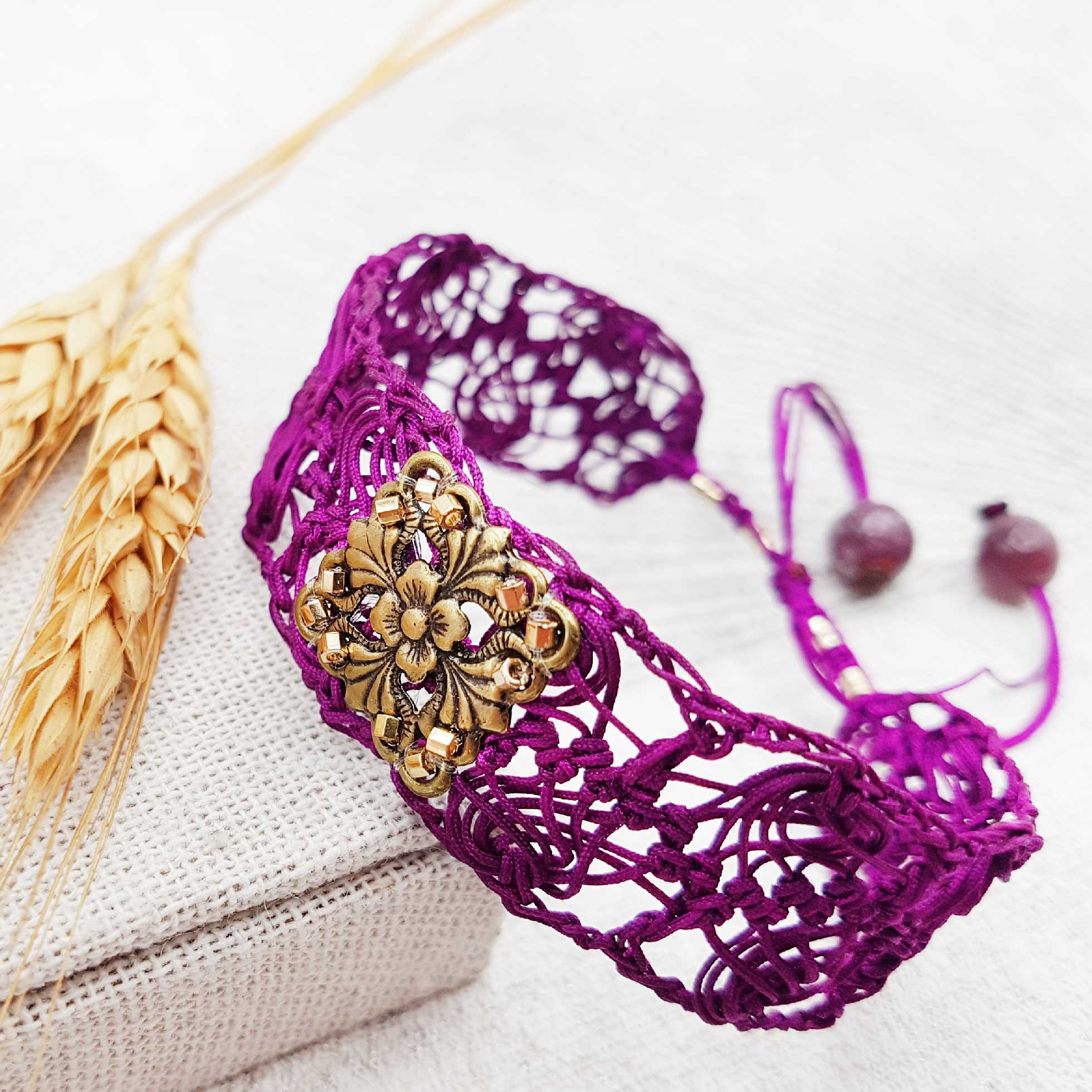 Bijou en crochet. Bracelet violet réalisé en crochet. Brodé avec des perles de rocaille, perles naturelles et estampe en laiton. Fait à la main et made in France. bracelet Mélusine violet