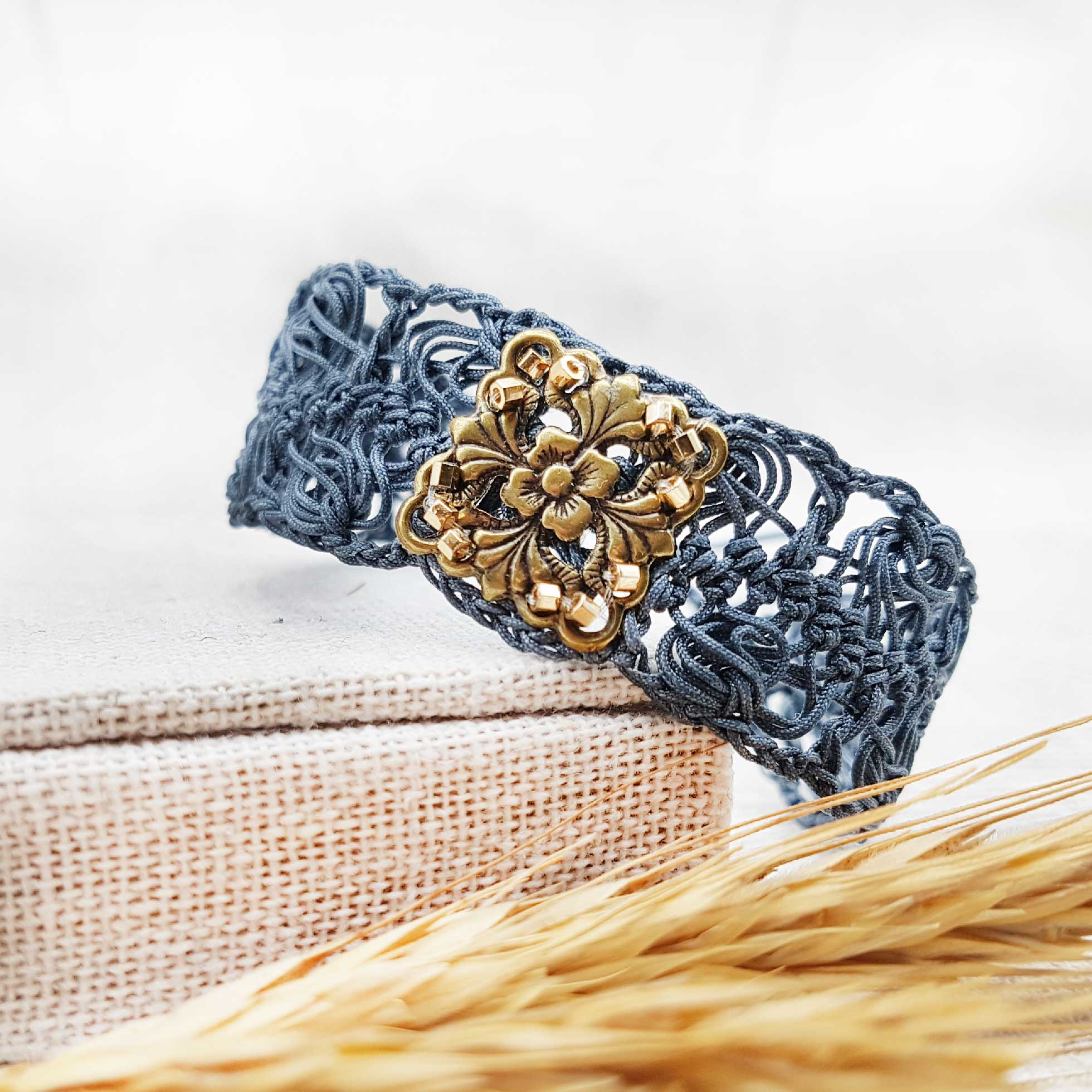 Bijou en crochet. Bracelet gris réalisé en crochet. Brodé avec des perles de rocaille, perles naturelles et estampe en laiton. Fait à la main et made in France. bracelet Mélusine gris