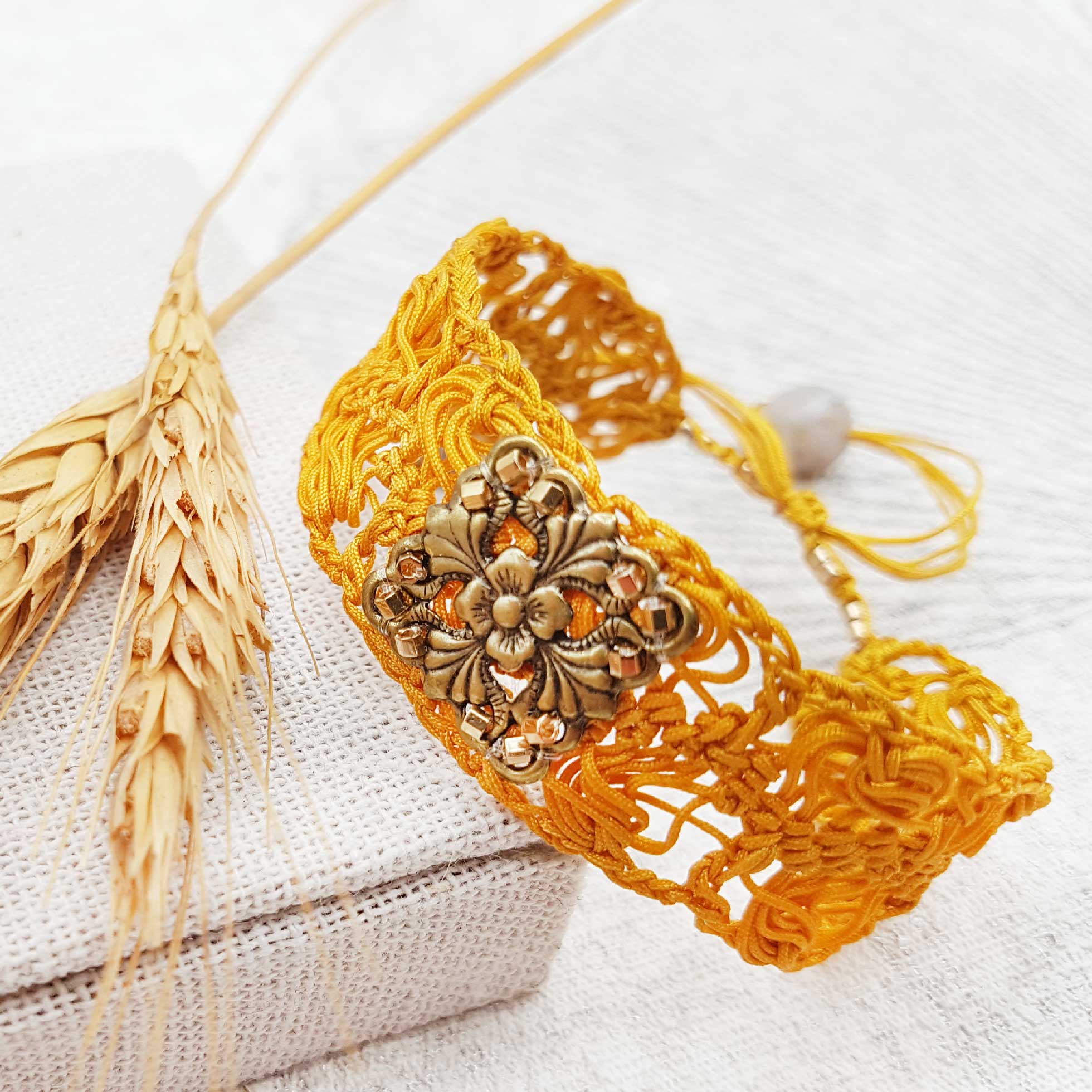 Bijou en crochet. Bracelet jaune réalisé en crochet. Brodé avec des perles de rocaille, perles naturelles et estampe en laiton. Fait à la main et made in France. bracelet Mélusine jaune