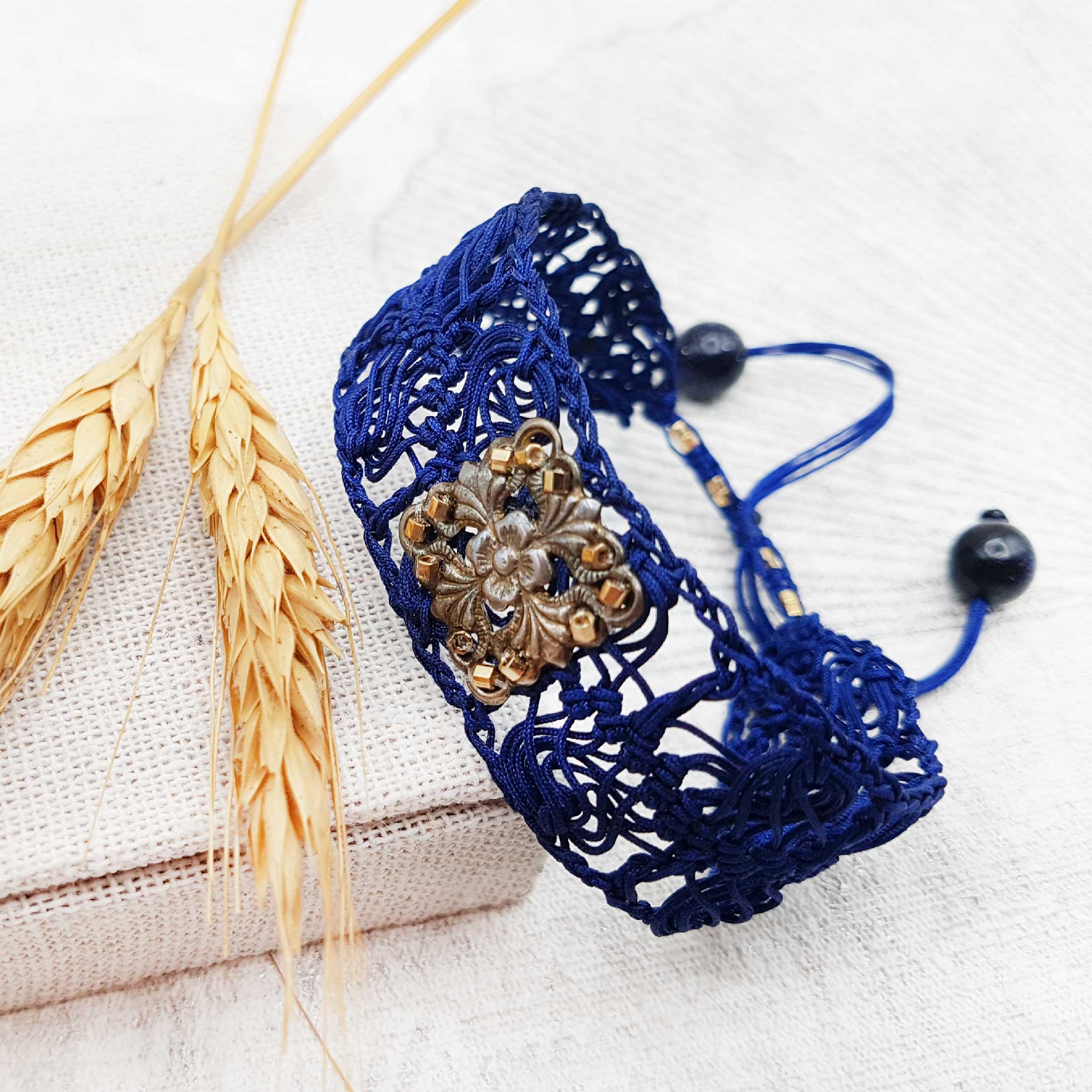 Bijou en crochet. Bracelet marine réalisé en crochet. Brodé avec des perles de rocaille, perles naturelles et estampe en laiton. Fait à la main et made in France. bracelet Mélusine marine