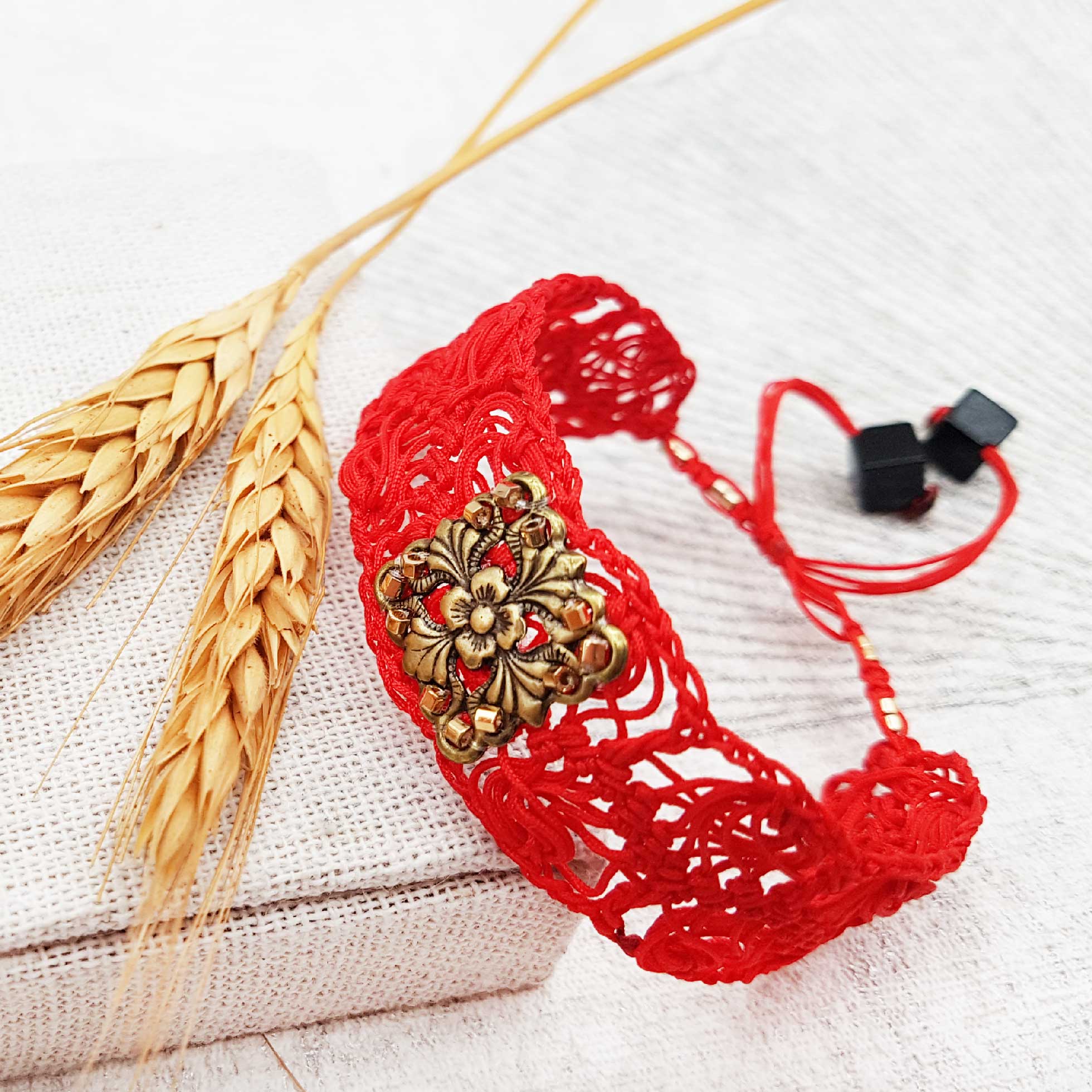 Bijou en crochet. Bracelet rouge réalisé en crochet. Brodé avec des perles de rocaille, perles naturelles et estampe en laiton. Fait à la main et made in France. bracelet Mélusine rouge