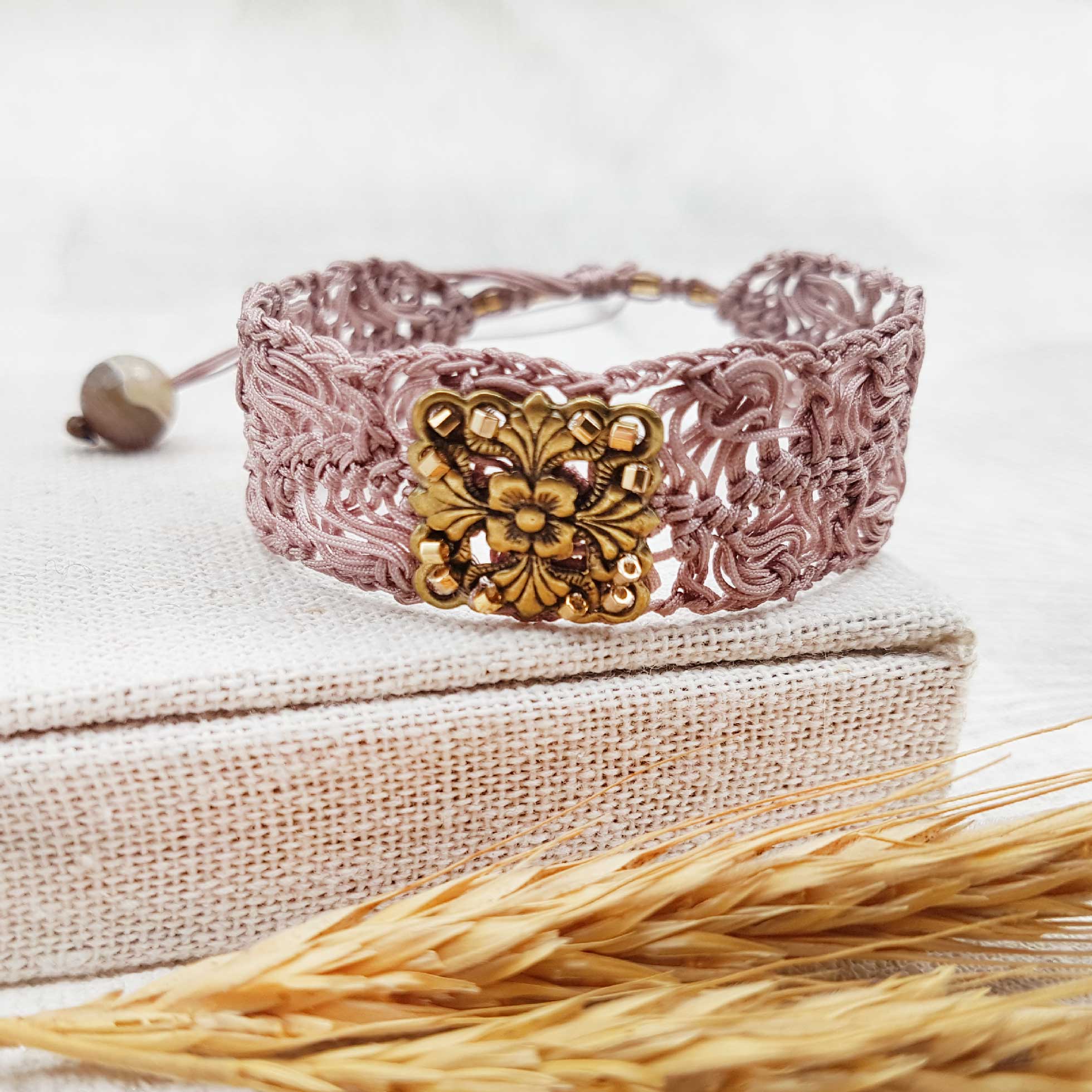 Bijou en crochet. Bracelet taupe réalisé en crochet. Brodé avec des perles de rocaille, perles naturelles et estampe en laiton. Fait à la main et made in France. bracelet Mélusine taupe