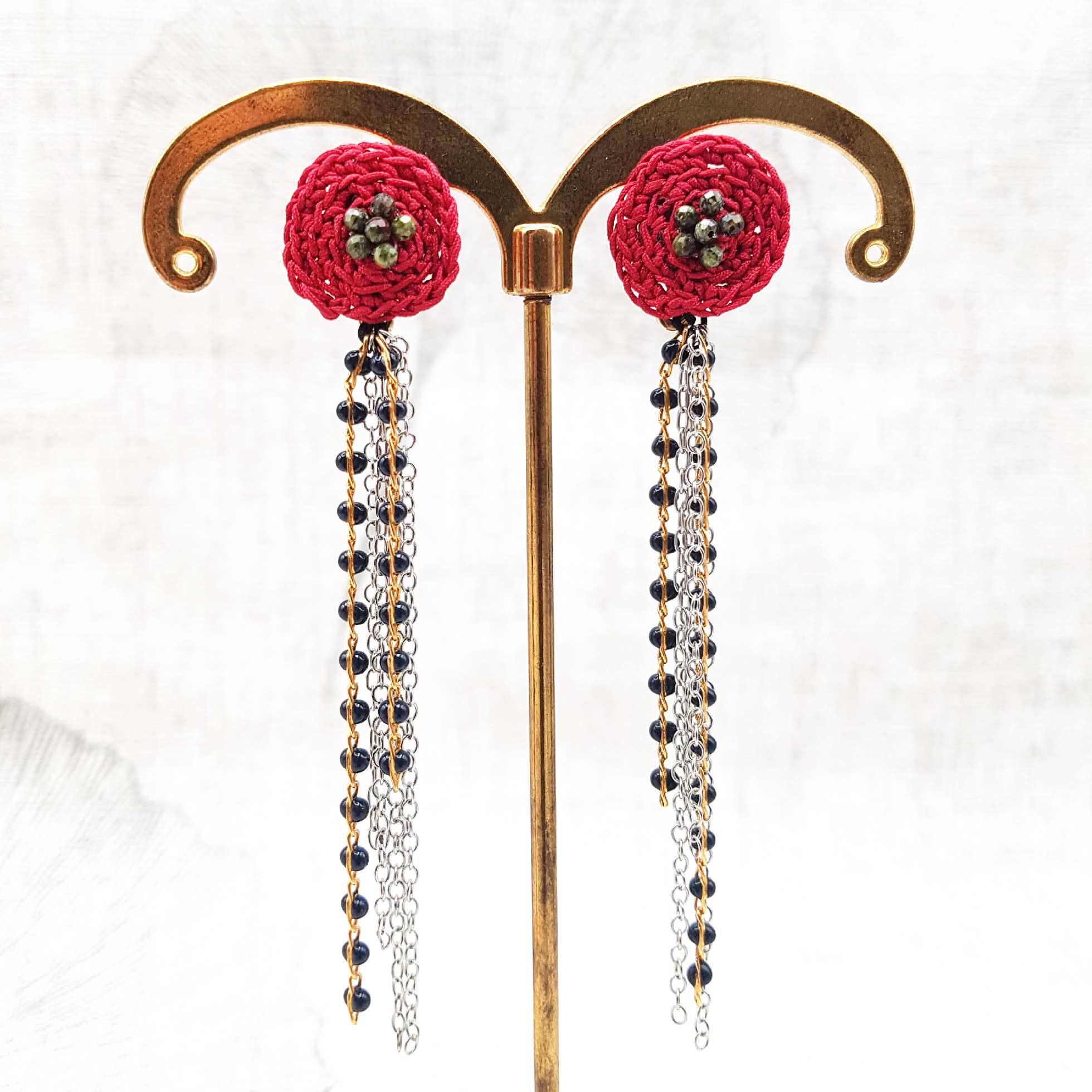 Bijou en crochet. Boucles d'oreille bordeaux réalisées en crochet. Montées avec des perles naturelle. Faites à la main et made in France boucles d'oreille Rosy bordeaux