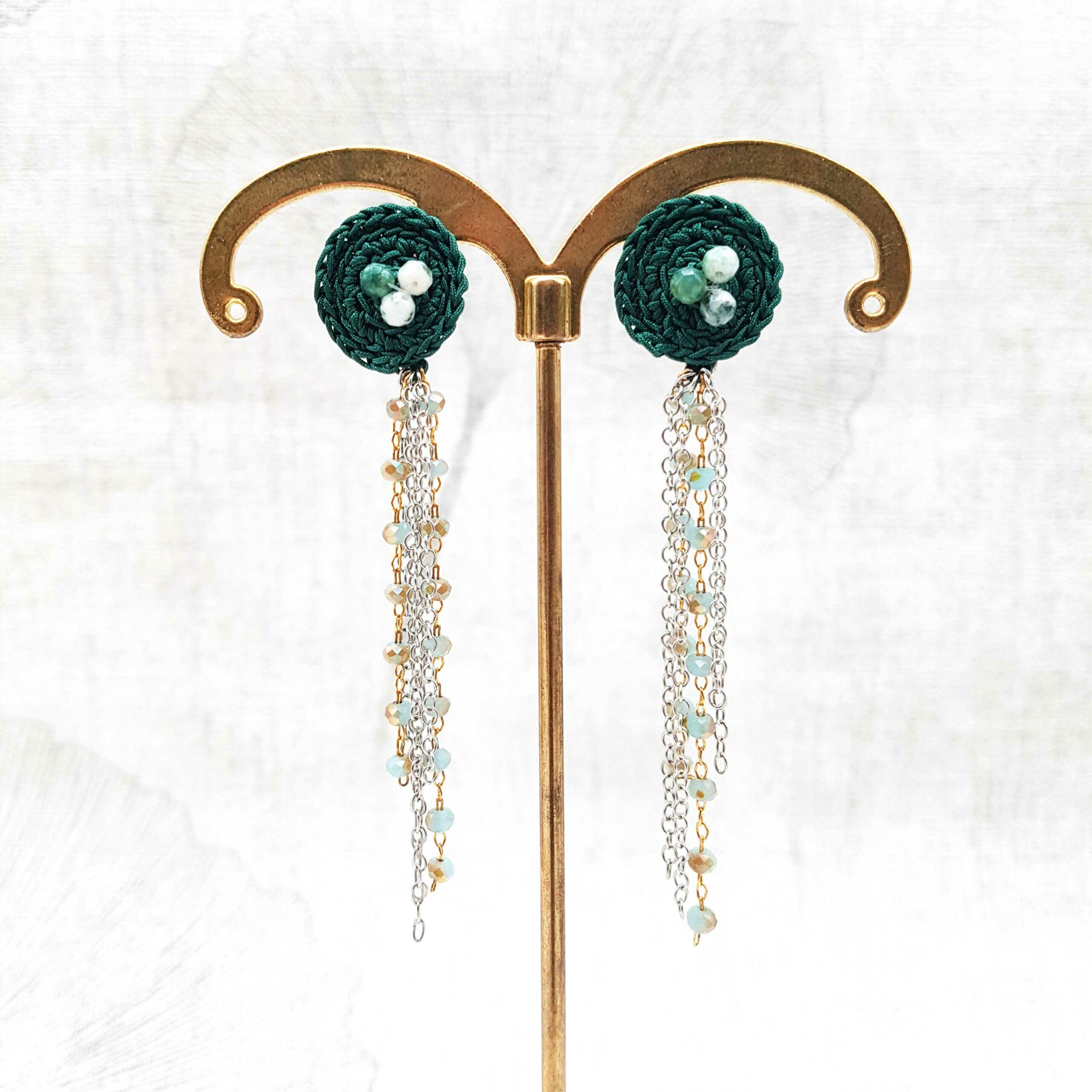 Bijou en crochet. Boucles d'oreille vert émeraude réalisées en crochet. Montées avec des perles naturelle. Faites à la main et made in France boucles d'oreille Rosy vert émeraude