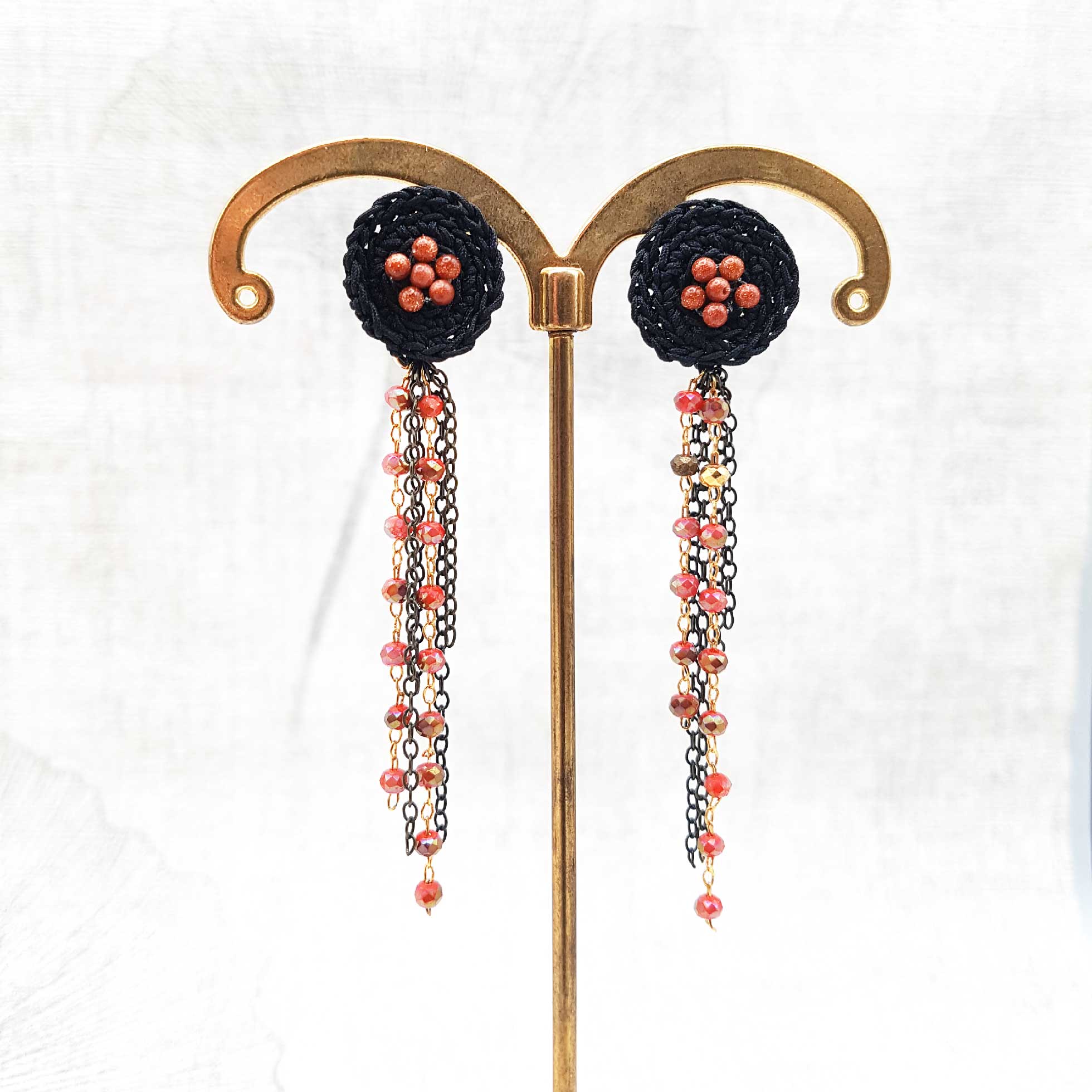 Bijou en crochet. Boucles d'oreille noires réalisées en crochet. Montées avec des perles naturelle. Faites à la main et made in France boucles d'oreille Rosy noires