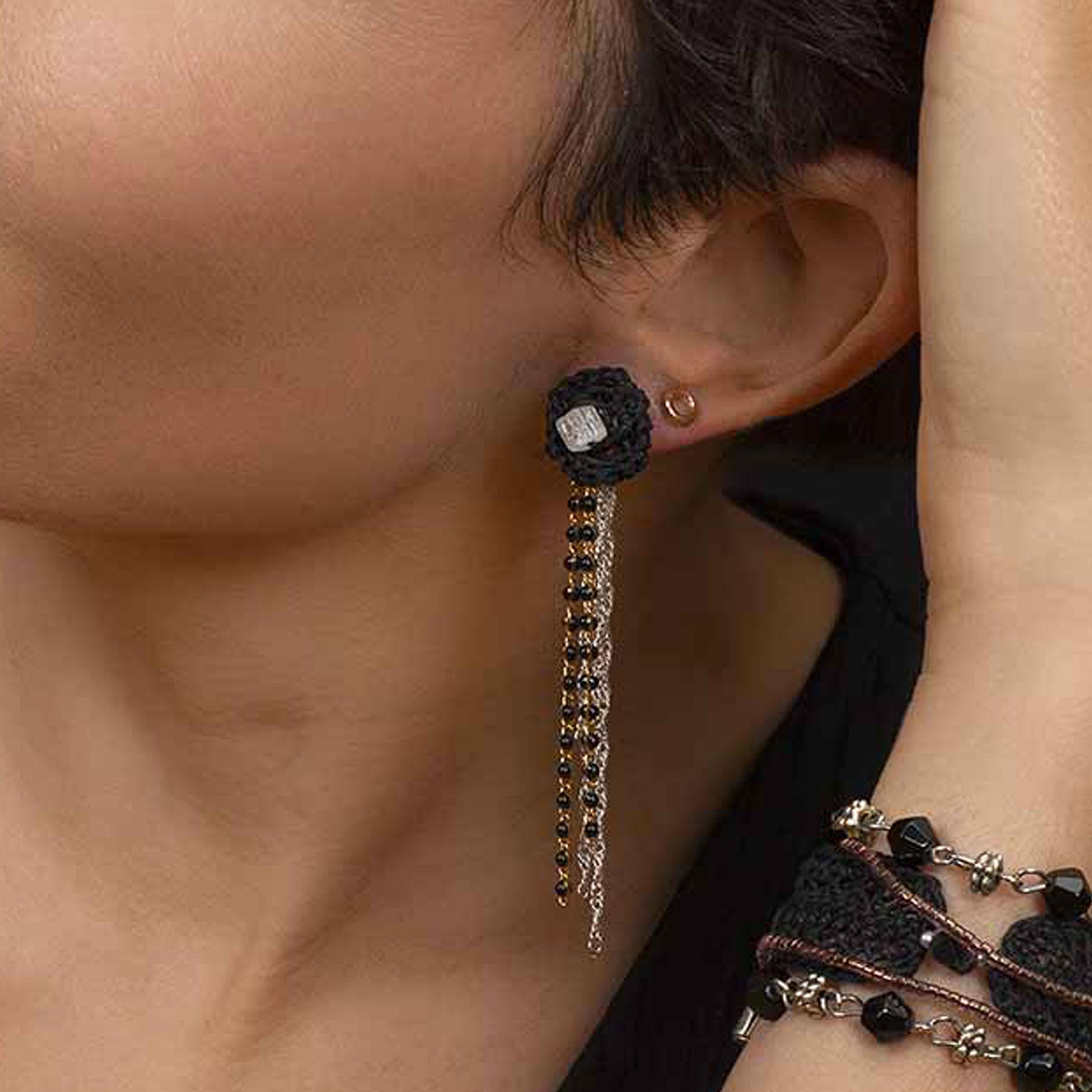 Bijou en crochet. Boucles d'oreille noires réalisées en crochet. Montées avec des perles naturelle. Faites à la main et made in France boucles d'oreille Rosy noires