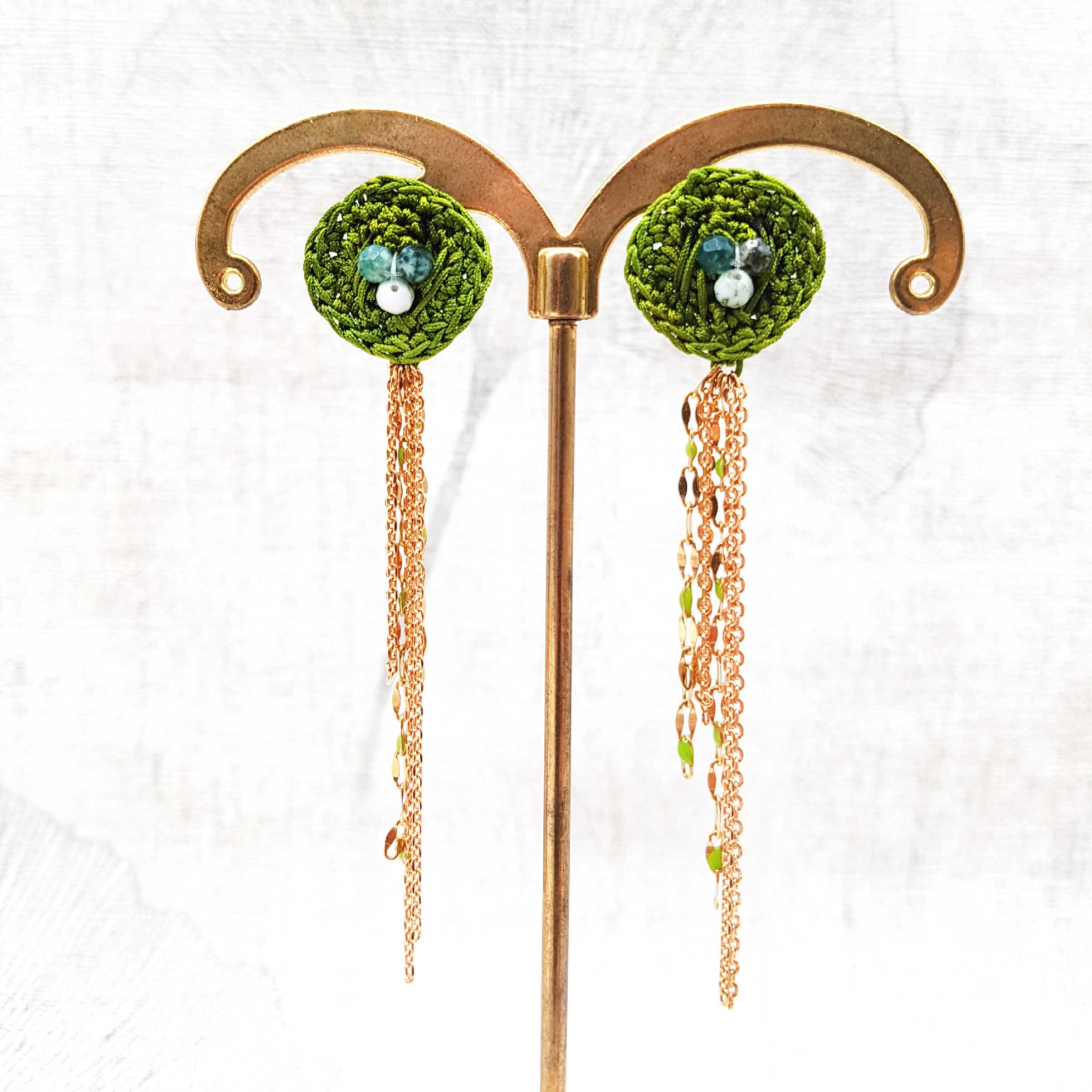 Bijou en crochet. Boucles d'oreille vertes réalisées en crochet. Montées avec des perles naturelle. Faites à la main et made in France boucles d'oreille Rosy vertes