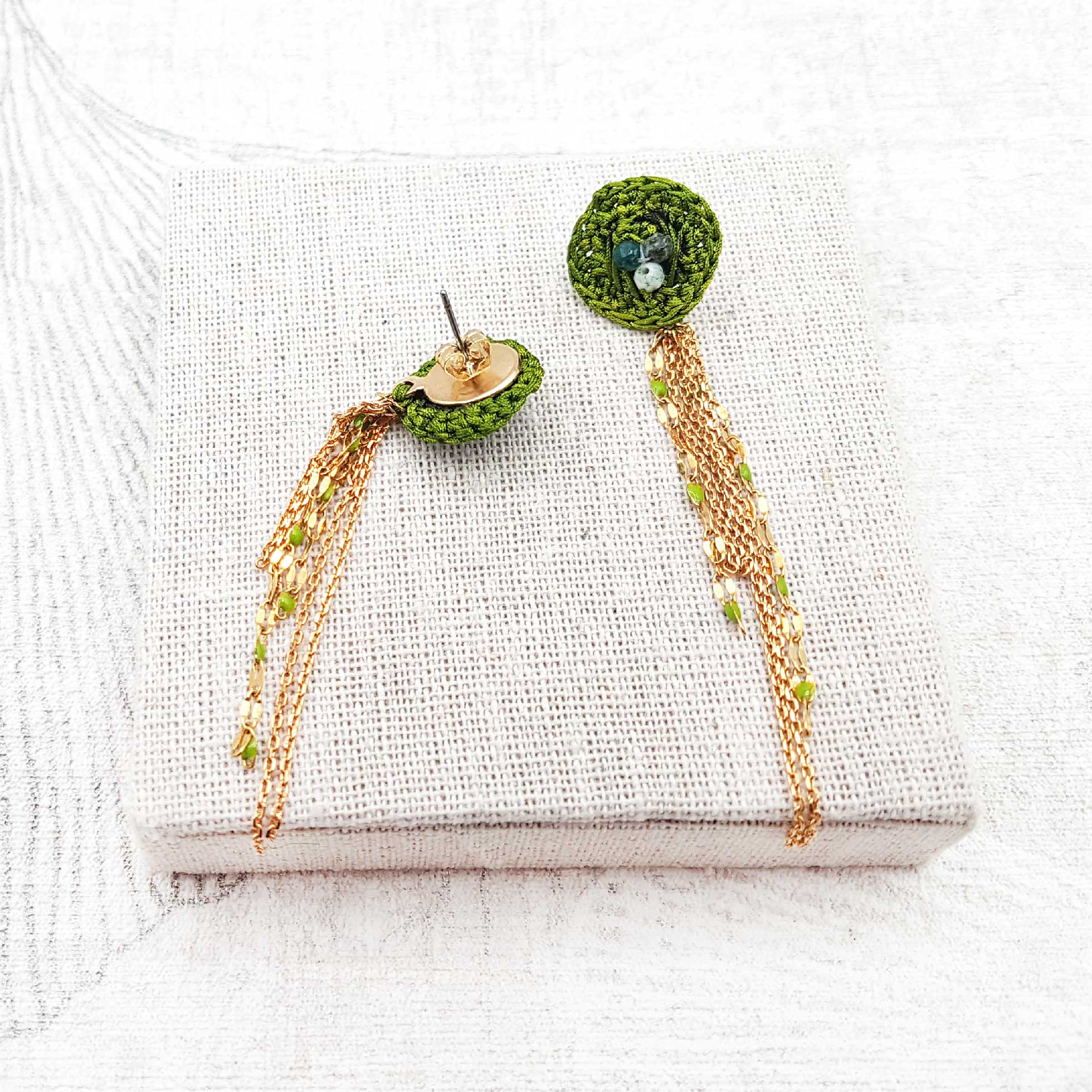 Bijou en crochet. Boucles d'oreille vertes réalisées en crochet. Montées avec des perles naturelle. Faites à la main et made in France boucles d'oreille Rosy vertes