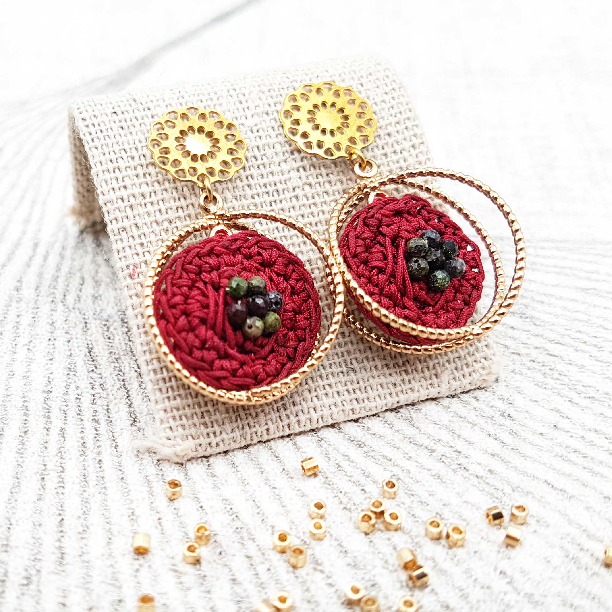 Bijou en crochet. Boucles d’oreille bordeaux réalisées en crochet. Brodées avec des cristaux de verre. Faites à la main et made in France. Boucles d'oreilles Saturne bordeaux