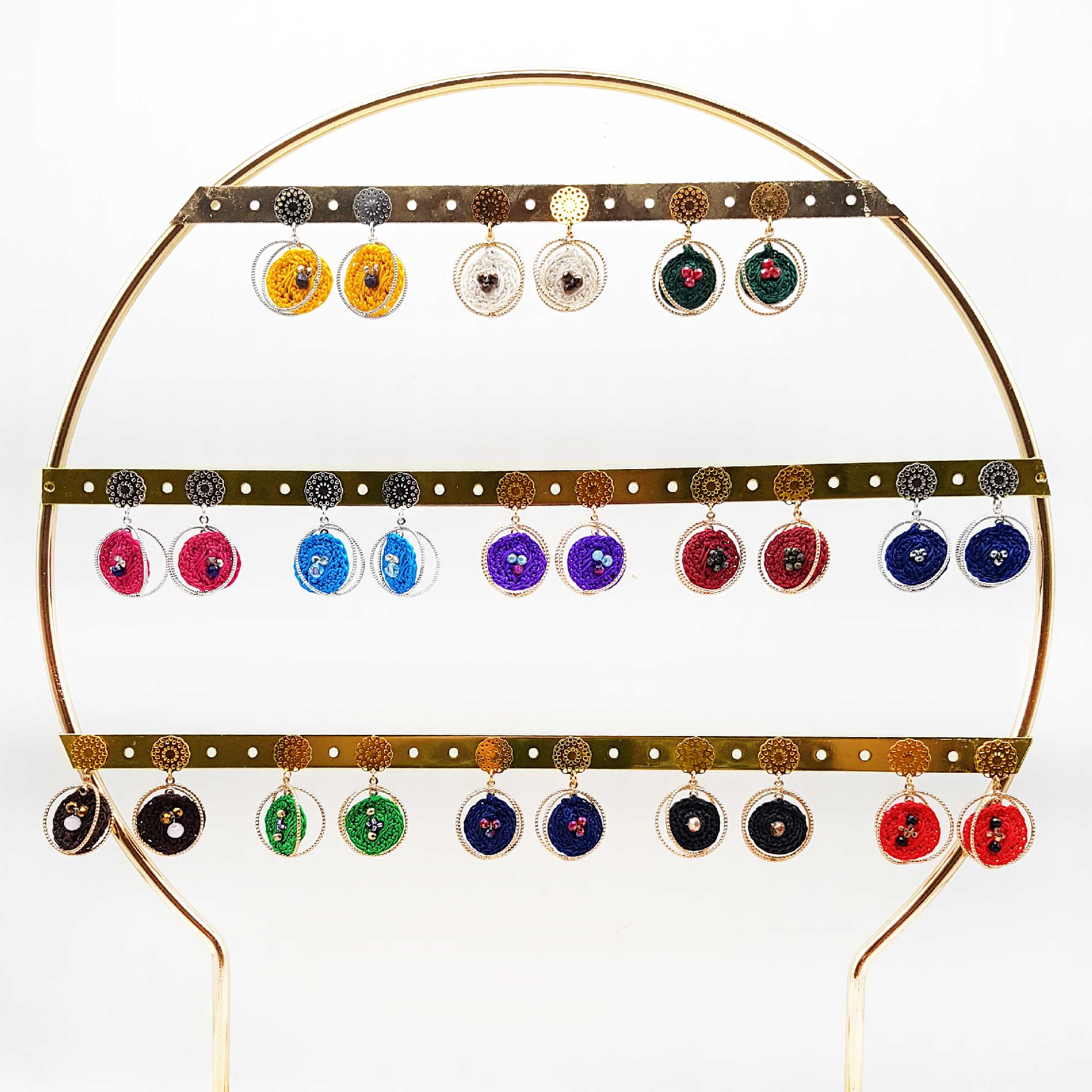 Bijou en crochet. Boucles d’oreille réalisées en crochet. Brodées avec des cristaux de verre. Faites à la main et made in France. Boucles d'oreilles Saturne collection