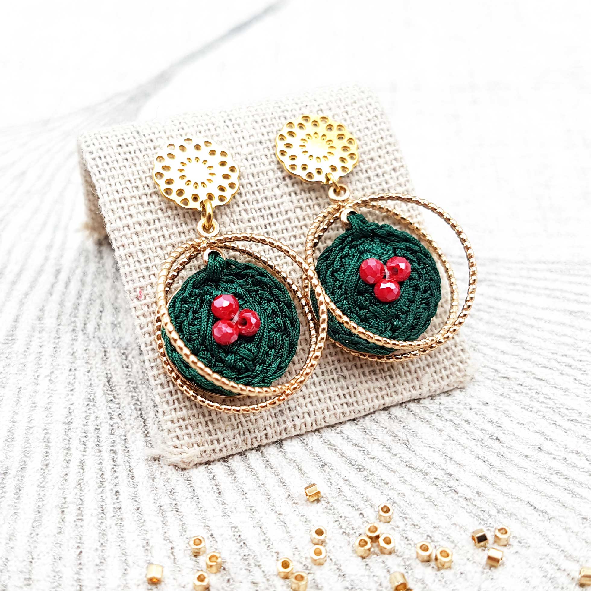 Bijou en crochet. Boucles d’oreille vert émeraude réalisées en crochet. Brodées avec des cristaux de verre. Faites à la main et made in France. Boucles d'oreilles Saturne vert émeraude