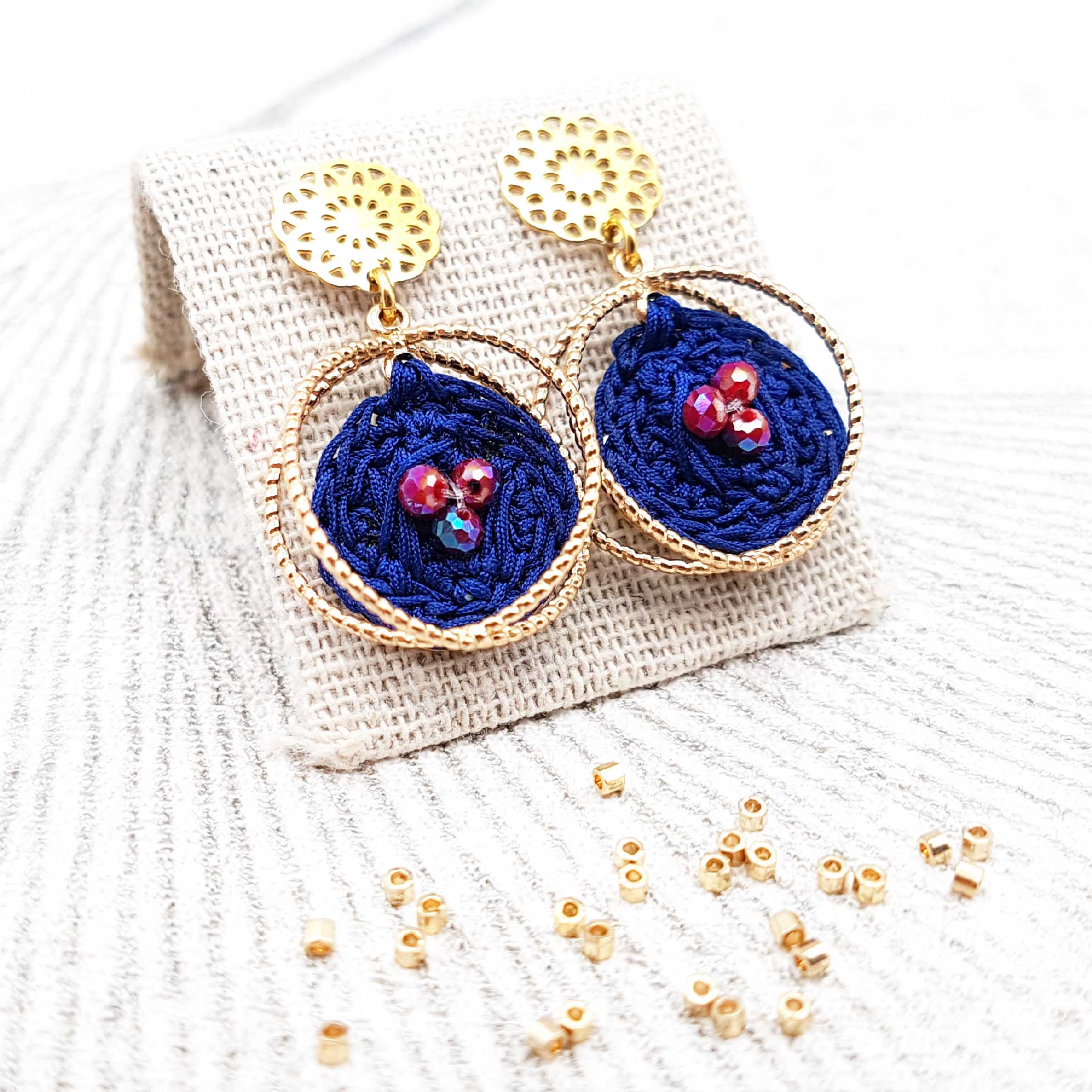 Bijou en crochet. Boucles d’oreille marine réalisées en crochet. Brodées avec des cristaux de verre. Faites à la main et made in France. Boucles d'oreilles Saturne marine