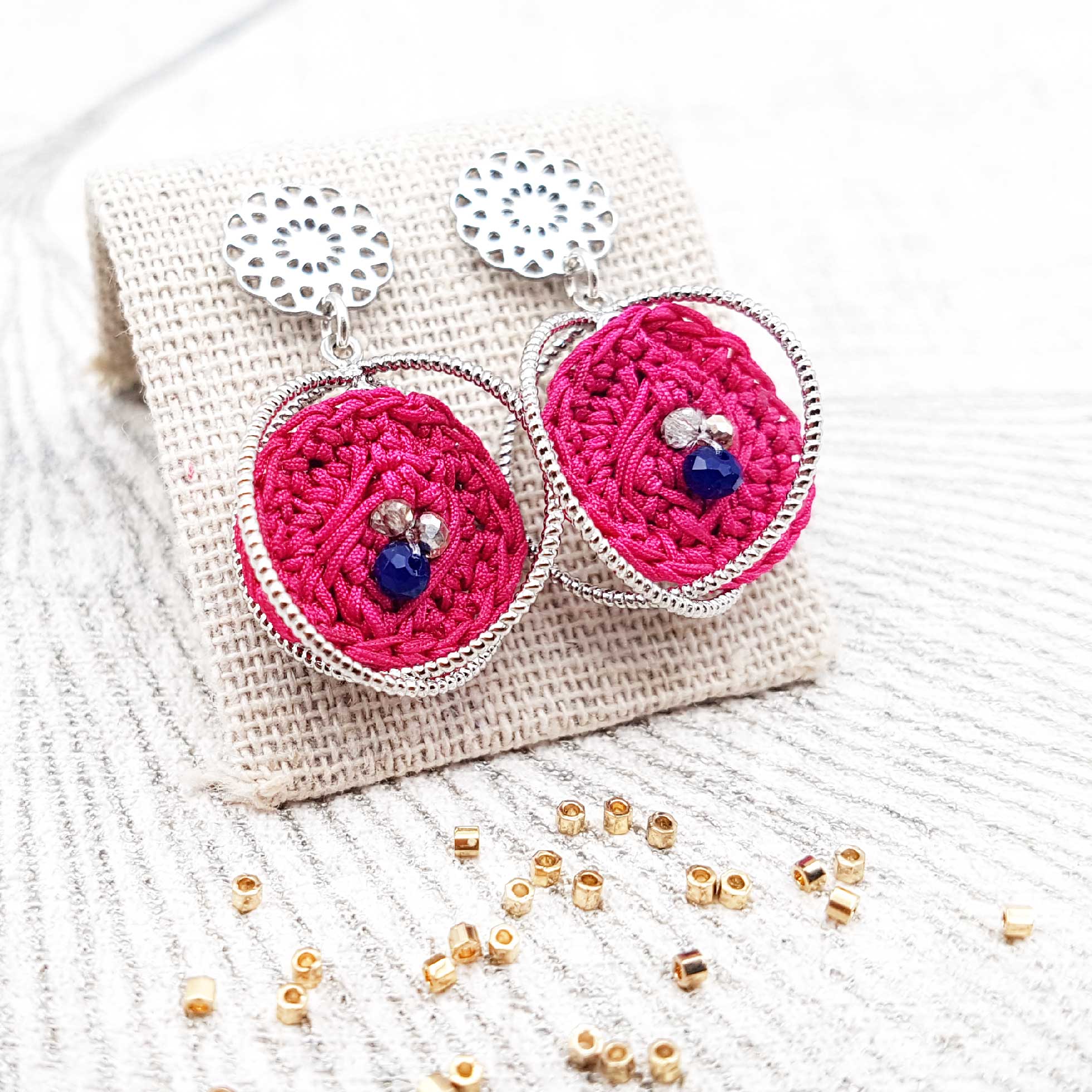 Bijou en crochet. Boucles d’oreille roses réalisées en crochet. Brodées avec des cristaux de verre. Faites à la main et made in France. Boucles d'oreilles Saturne roses