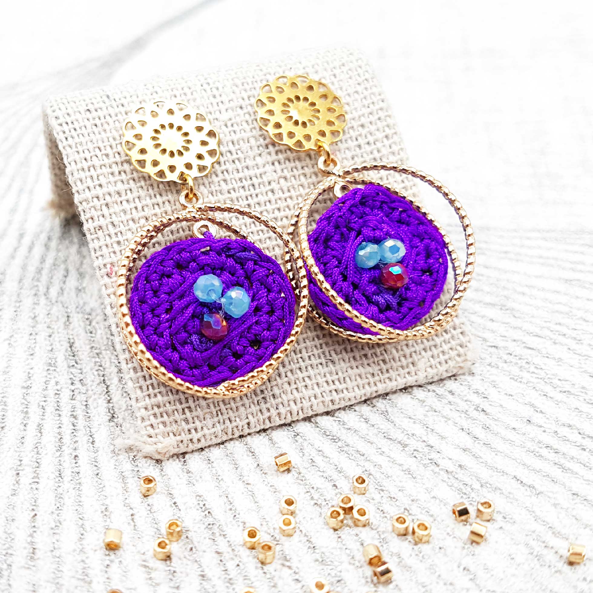 Bijou en crochet. Boucles d’oreille violettes réalisées en crochet. Brodées avec des cristaux de verre. Faites à la main et made in France. Boucles d'oreilles Saturne violettes