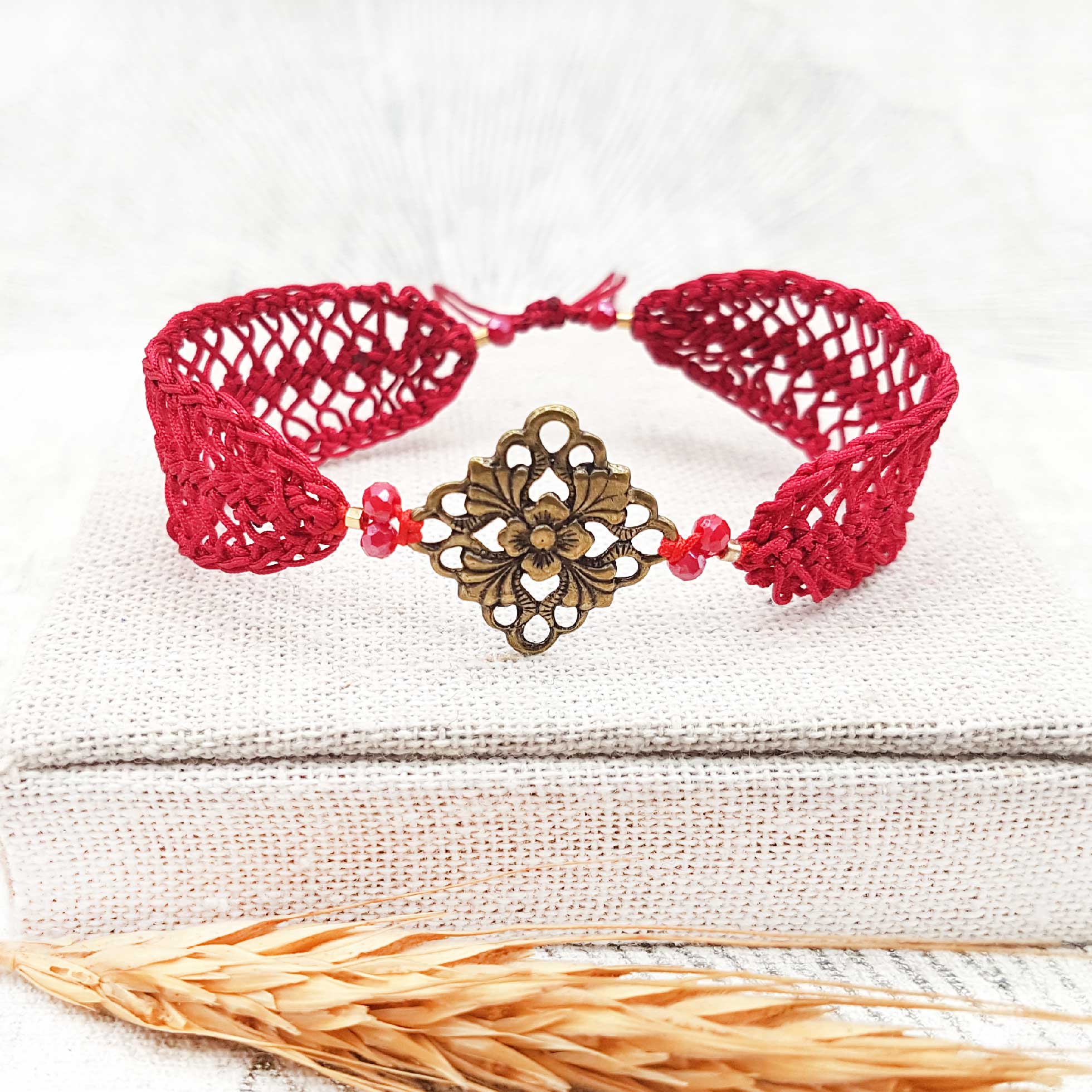Bijou en crochet. Bracelet bordeaux réalisé en crochet. Monté avec des perles de verre et estampe en laiton. Fait à la main et made in France. bracelet Shannen bordeaux
