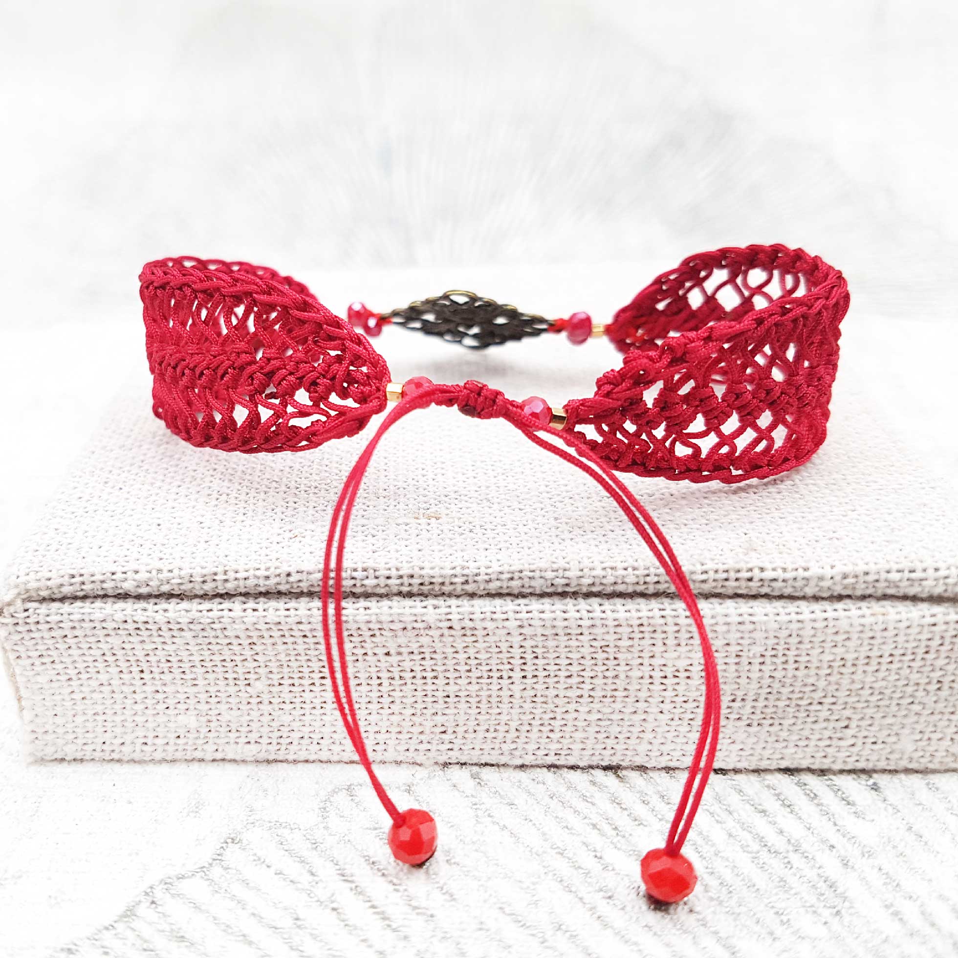 Bijou en crochet. Bracelet bordeaux réalisé en crochet. Monté avec des perles de verre et estampe en laiton. Fait à la main et made in France. bracelet Shannen bordeaux