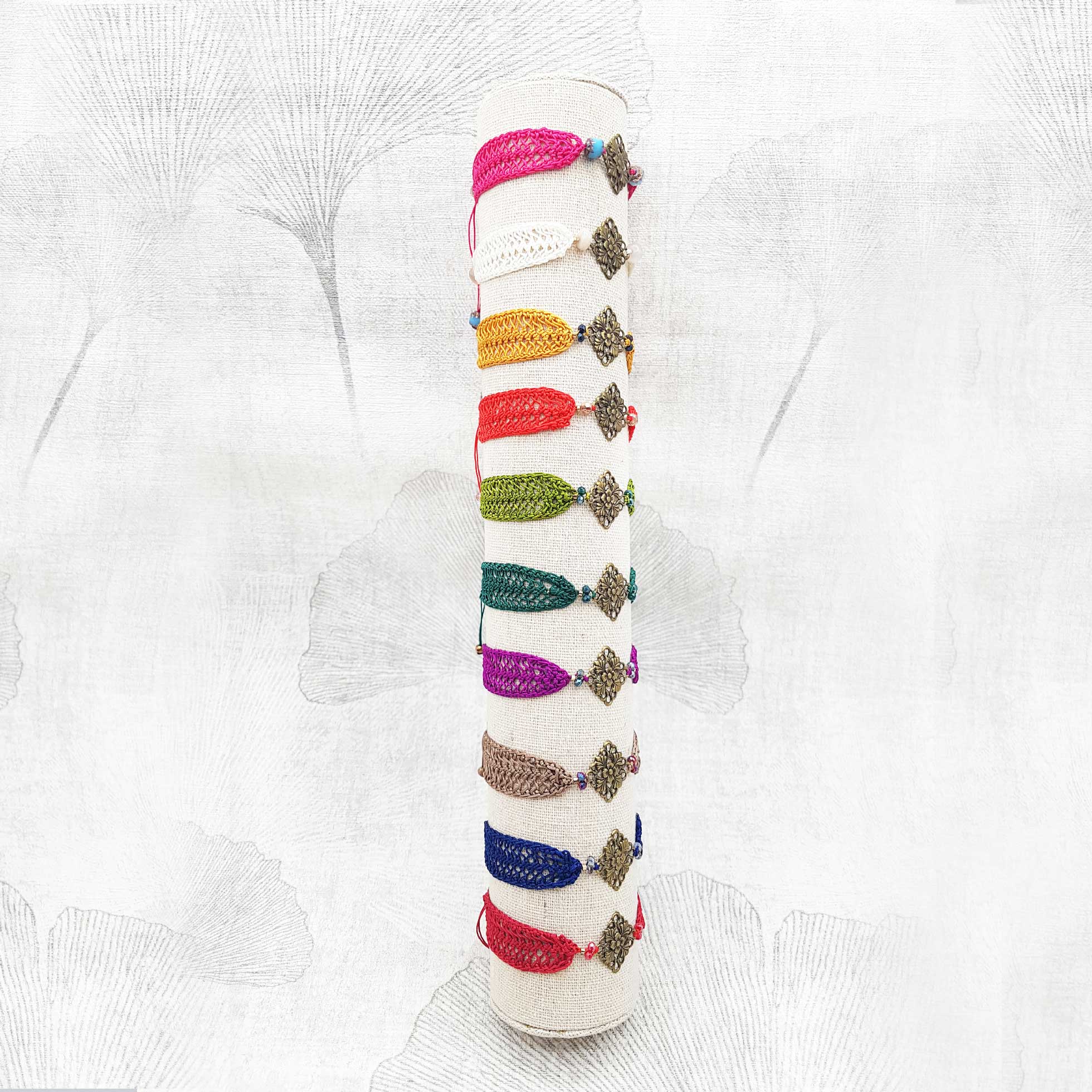 Bijou en crochet. Bracelets réalisés en crochet. Montés avec des perles de verre et estampe en laiton. Faits à la main et made in France. bracelets Shannen collection