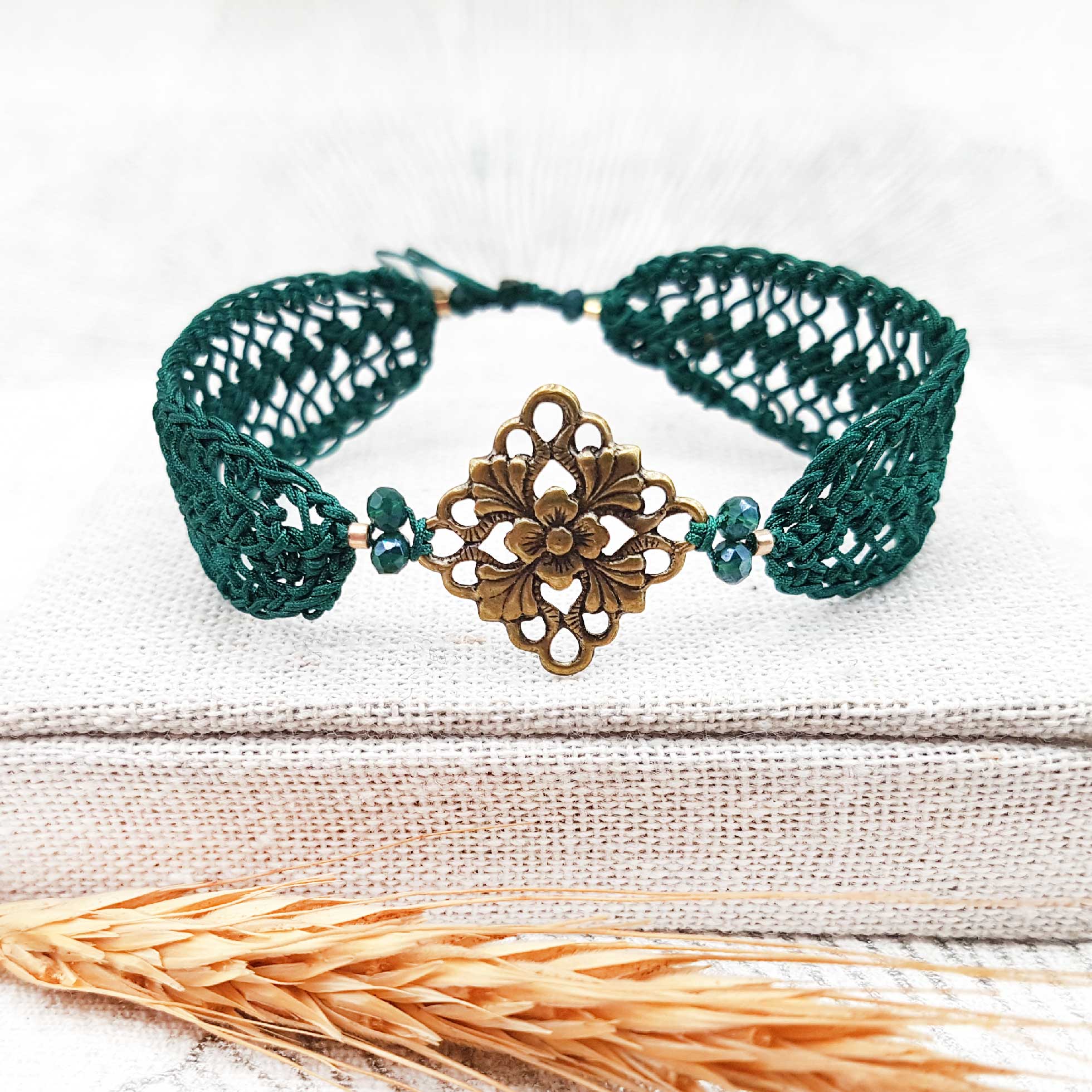 Bijou en crochet. Bracelet vert émeraude réalisé en crochet. Monté avec des perles de verre et estampe en laiton. Fait à la main et made in France. bracelet Shannen vert émeraude