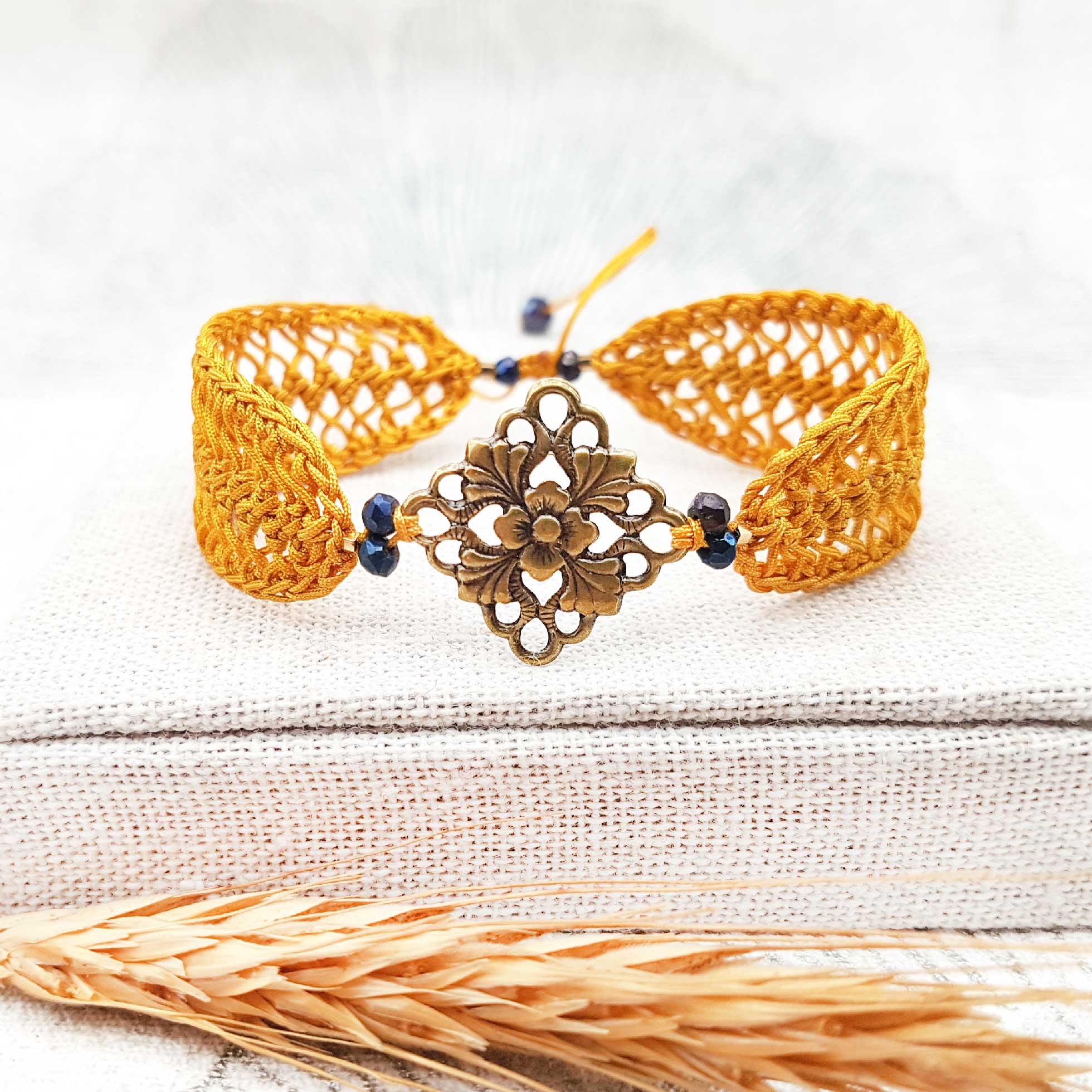 Bijou en crochet. Bracelet jaune réalisé en crochet. Monté avec des perles de verre et estampe en laiton. Fait à la main et made in France. bracelet Shannen jaune