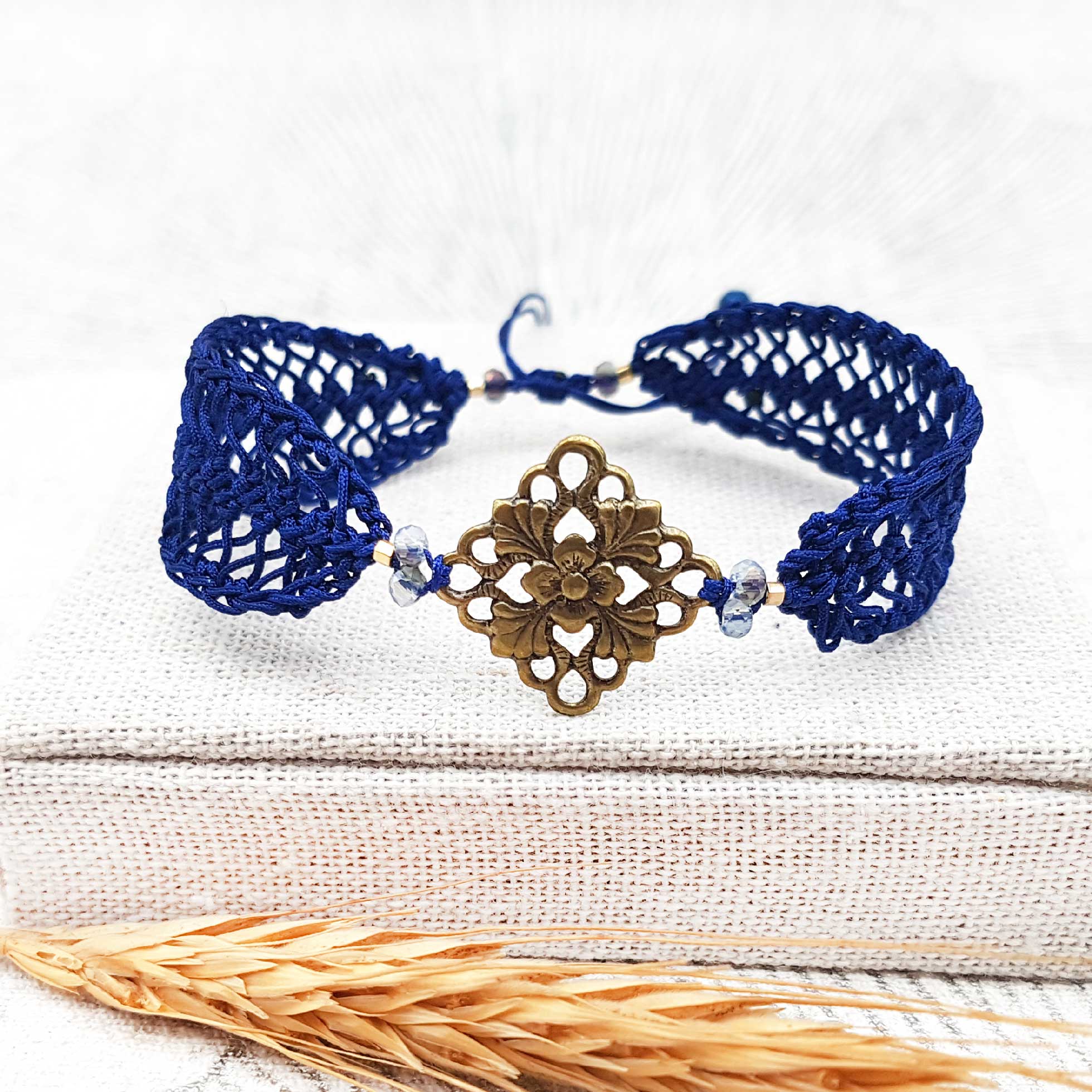 Bijou en crochet. Bracelet marine réalisé en crochet. Monté avec des perles de verre et estampe en laiton. Fait à la main et made in France. bracelet Shannen marine