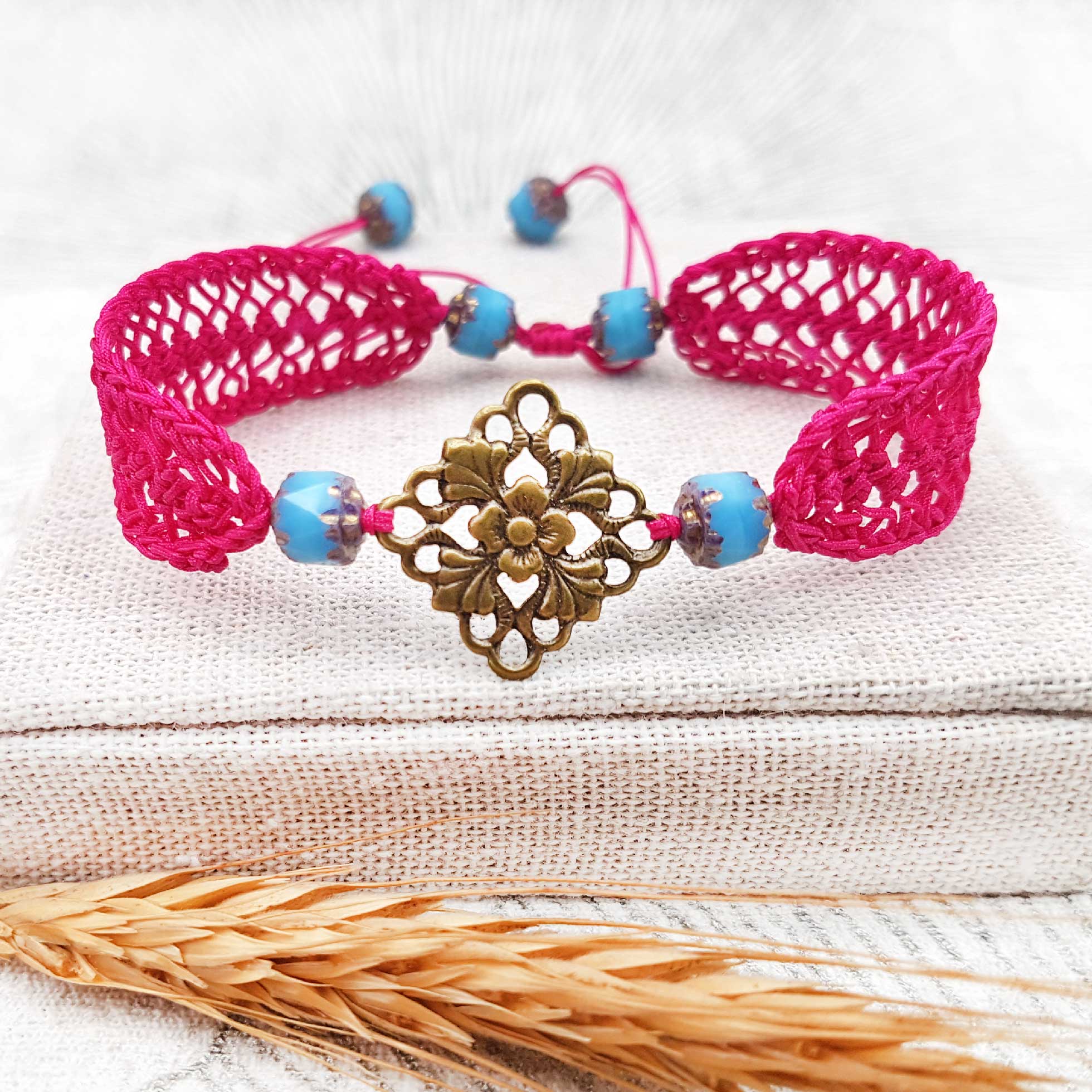 Bijou en crochet. Bracelet rose réalisé en crochet. Monté avec des perles de verre et estampe en laiton. Fait à la main et made in France. bracelet Shannen rose