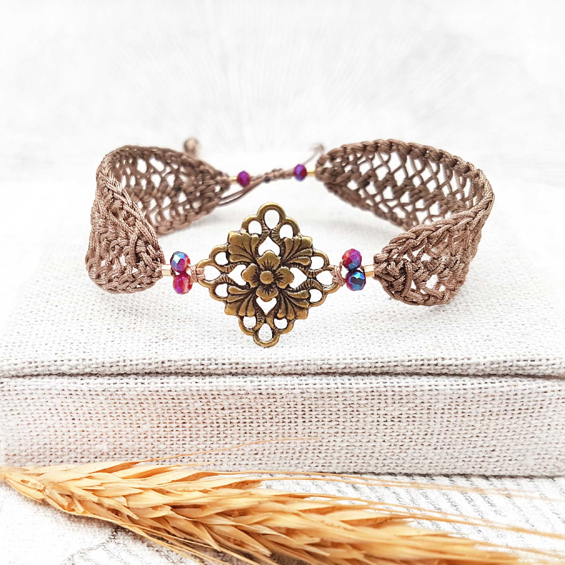 Bijou en crochet. Bracelet taupe réalisé en crochet. Monté avec des perles de verre et estampe en laiton. Fait à la main et made in France. bracelet Shannen taupe