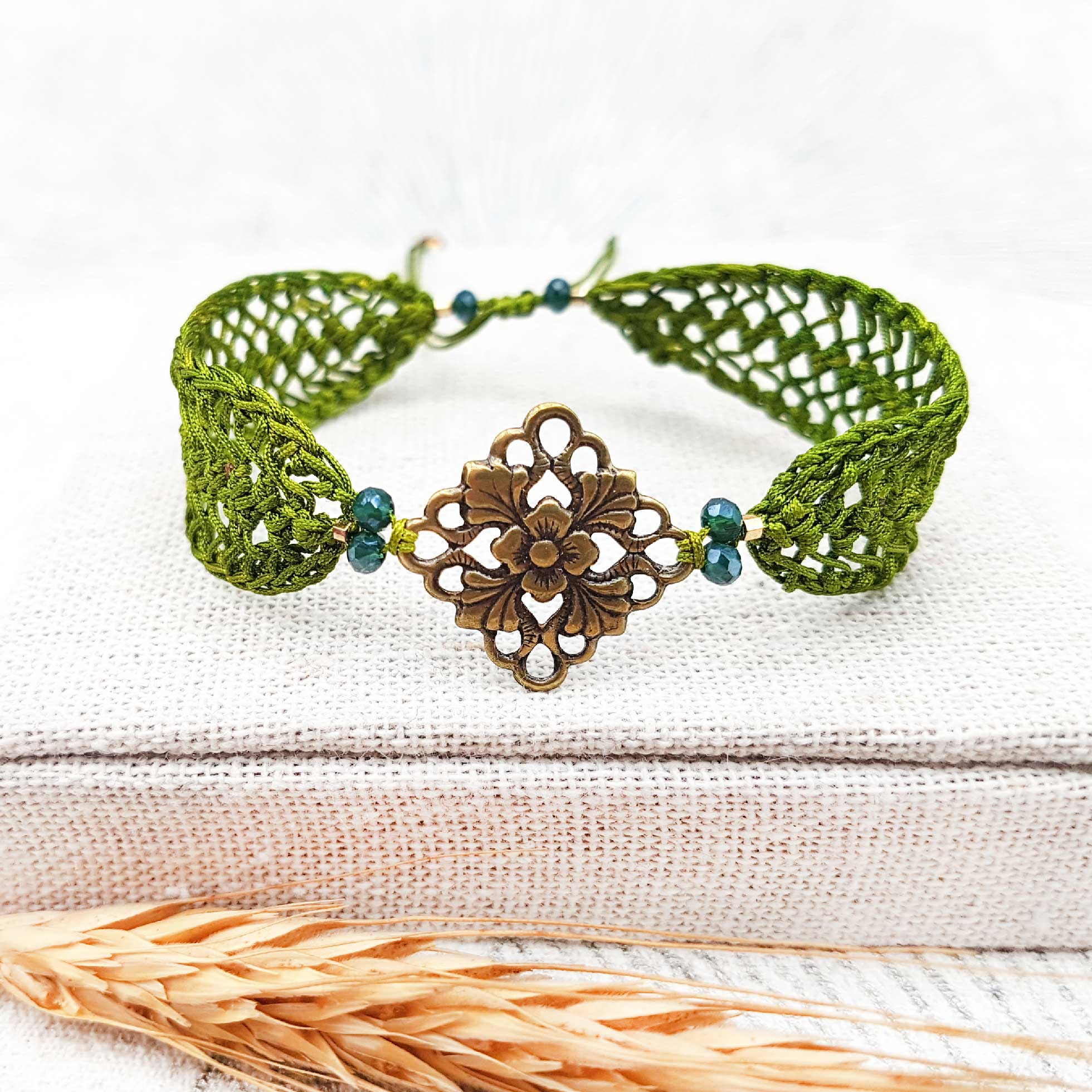 Bijou en crochet. Bracelet vert réalisé en crochet. Monté avec des perles de verre et estampe en laiton. Fait à la main et made in France. bracelet Shannen vert